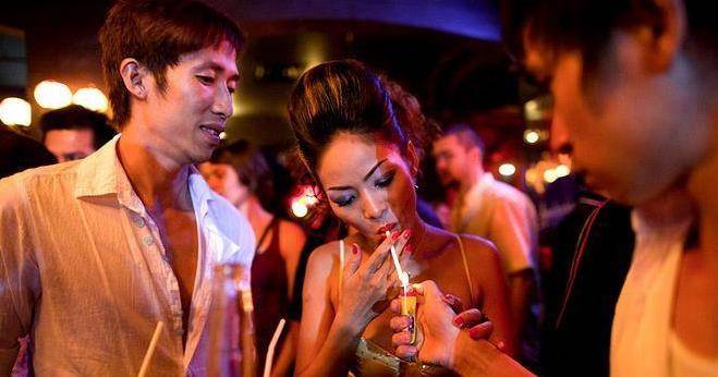 老挝旅游遇到美女递烟,此类男士不要接,看似礼貌,实则另有含义