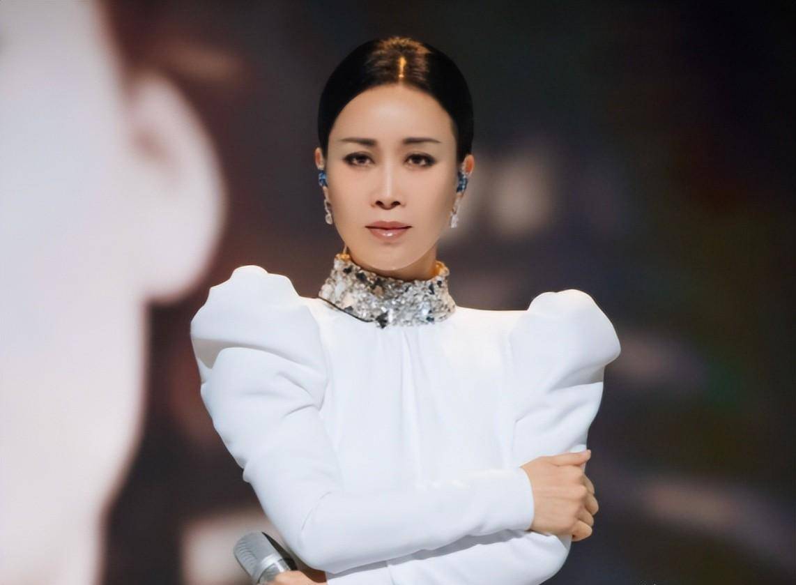 被央媒批斗,耍大牌,无视观众,这8位频频翻车的明星,该停下了_赵露思