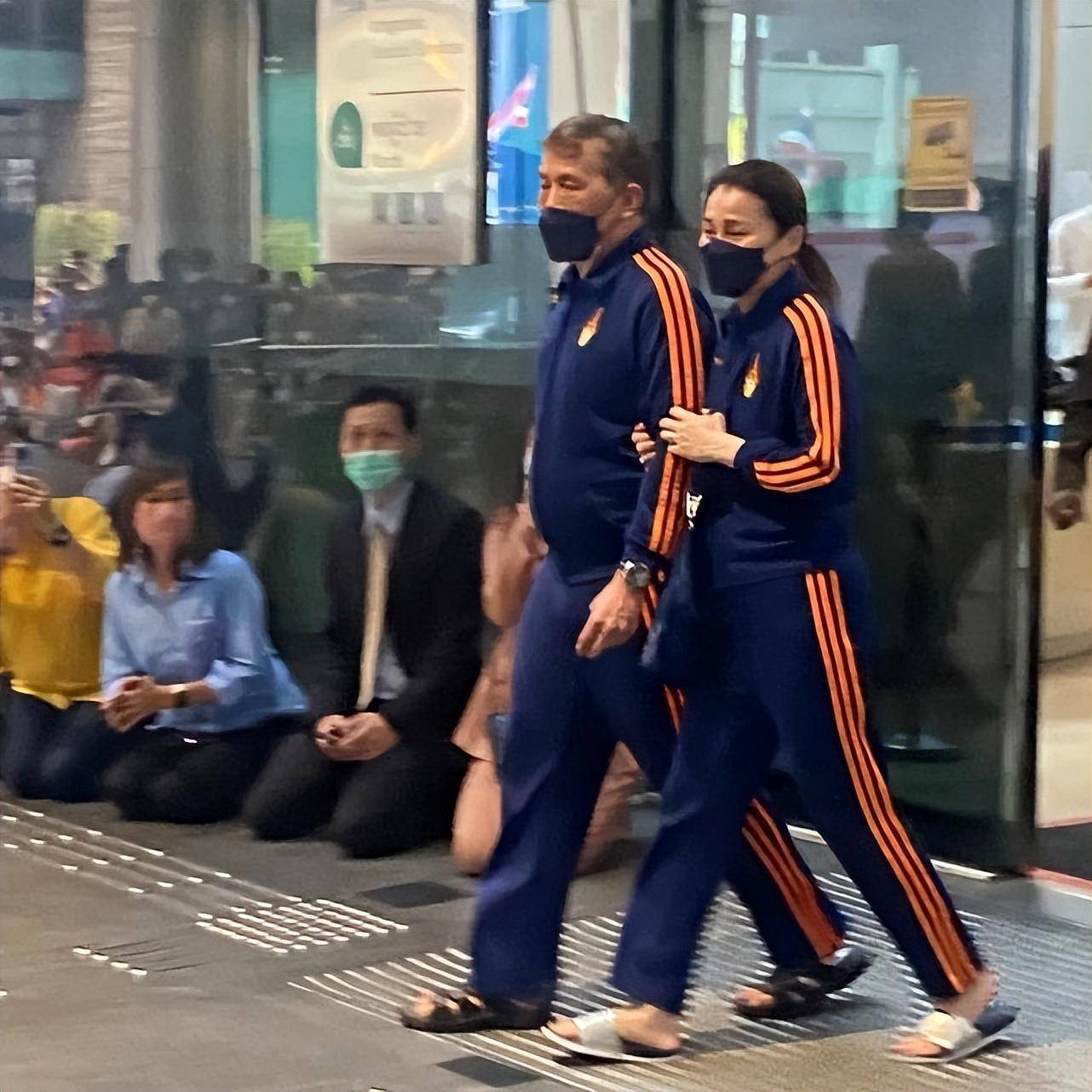 父王穿拖鞋探望,王后罕见素颜_苏提达_拉隆_样子