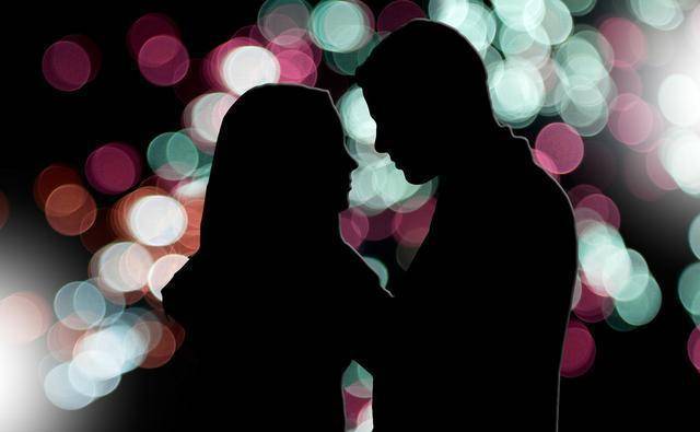 因为黑夜能为爱情增添催化剂或是骤然升温,或者让爱情发生质的变化