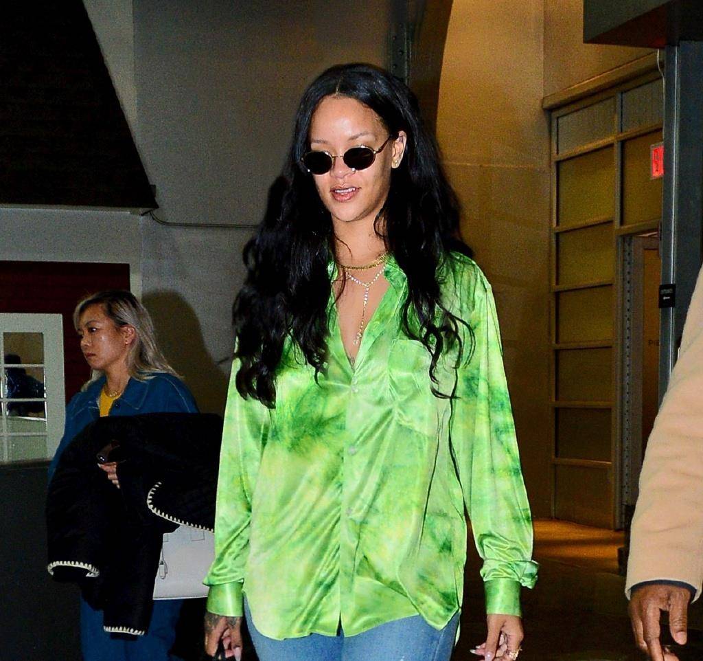 蕾哈娜现身街头!穿绿色衬衫还长胖了,170魔鬼身材去哪儿了?