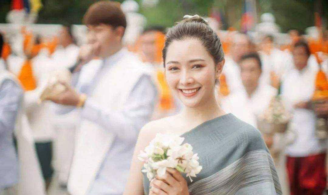 去过老挝的游客都知道,如果美女在路边上给你递烟,一定要拒绝_旅游