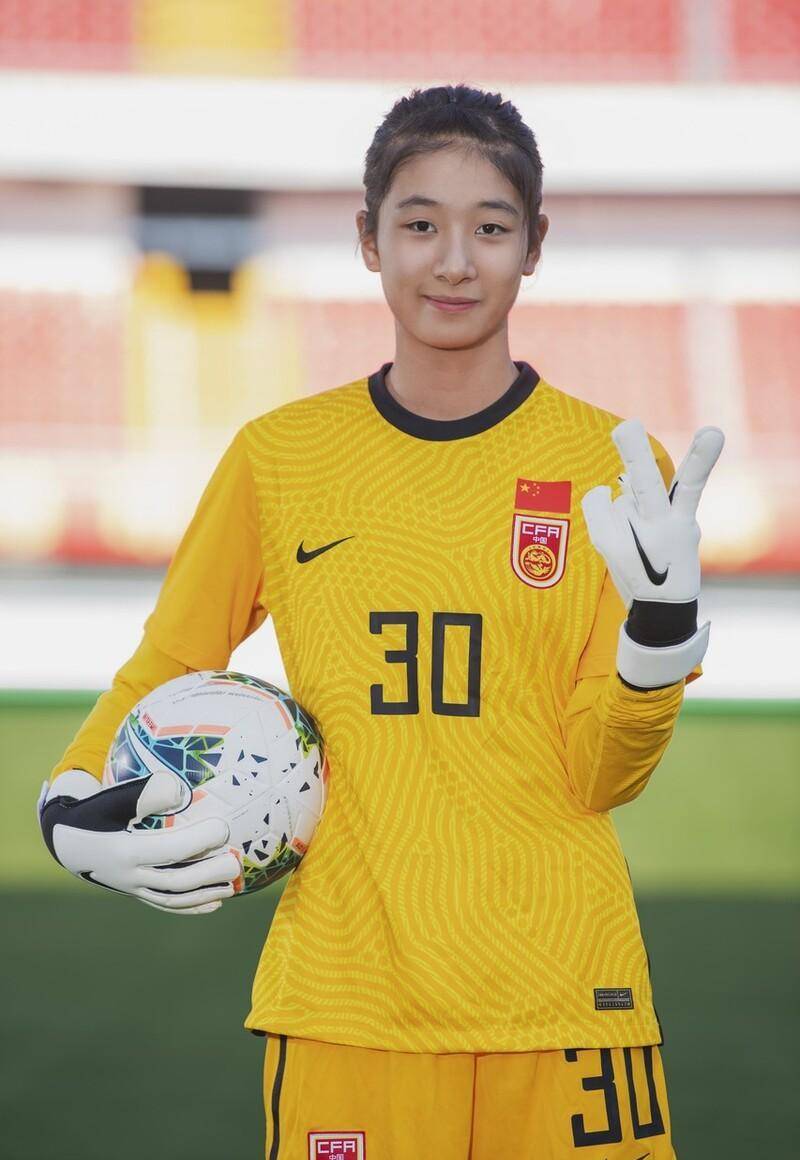 u17女足门将出色表现被fifa关注:13岁放弃滑雪重练足球_刘晨_身高