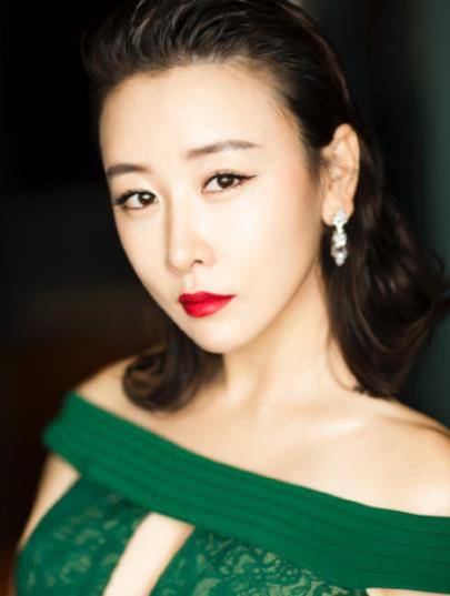 毛俊杰,山东莱州人,时尚迷人,还记得《丑女无敌》的裴娜吗?