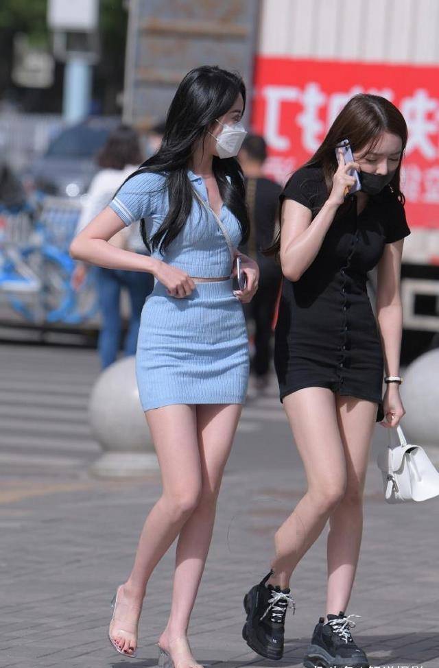 路人街拍,女子时尚感爆棚,短裤搭配一字肩,很是时尚_身材_气质_材质