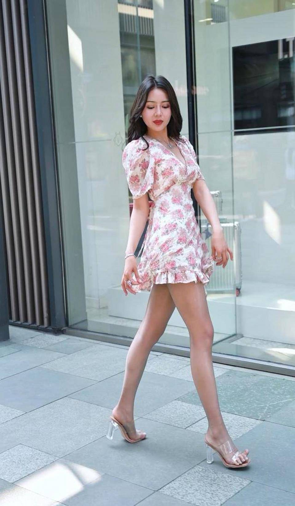 街拍,女子清爽的碎花连衣裙,穿起来轻盈柔美_时尚_姐姐_感觉