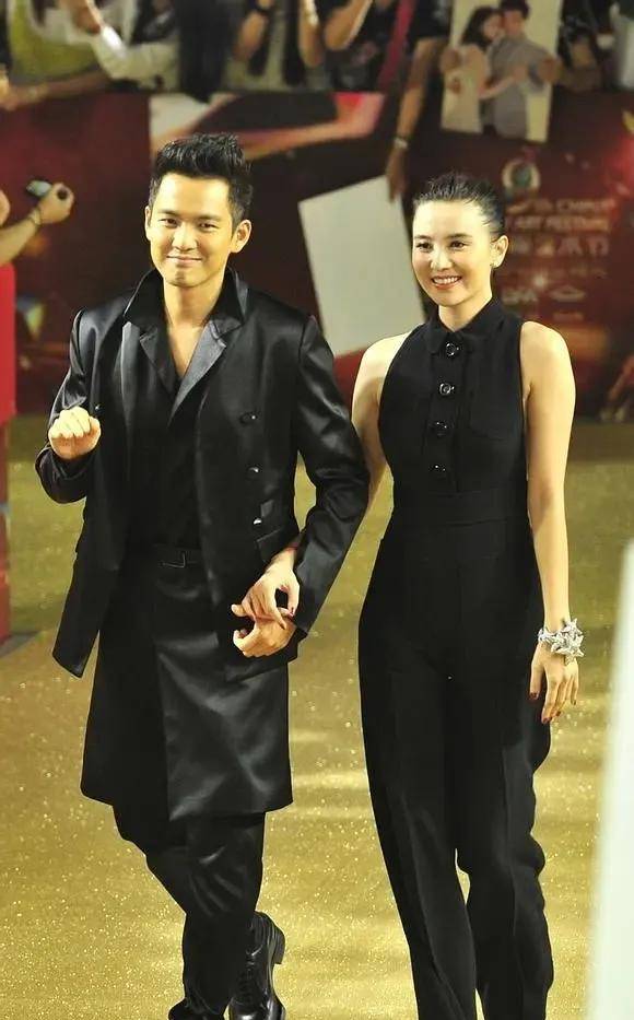 钟汉良和沙溢就差4岁,一个是英俊帅气的小伙,一个是油腻大叔!