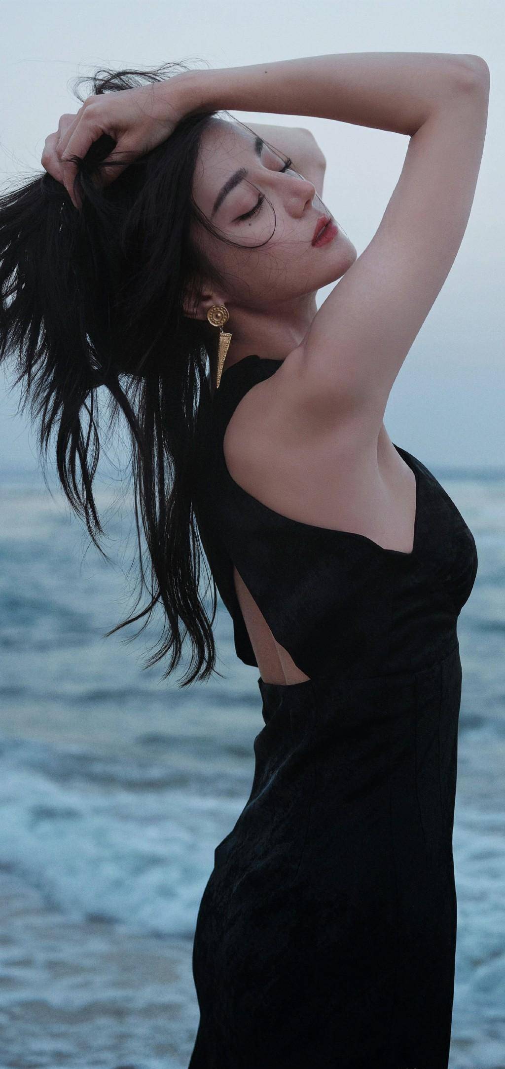 工作室晒热巴海滩背影照,美女好辣好喜欢,名品美背适合拔火罐_美得_美