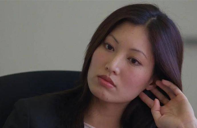 50岁港姐周嘉玲跑马拉松,国外老公罕见现身支持,对镜头大秀恩爱_比赛