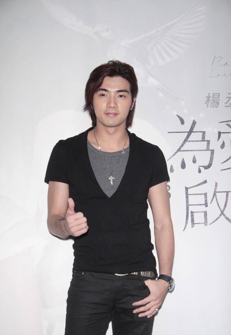 偶像剧演员贺军翔发布了一张近照,体型肥美,容貌不再,反而更加成熟