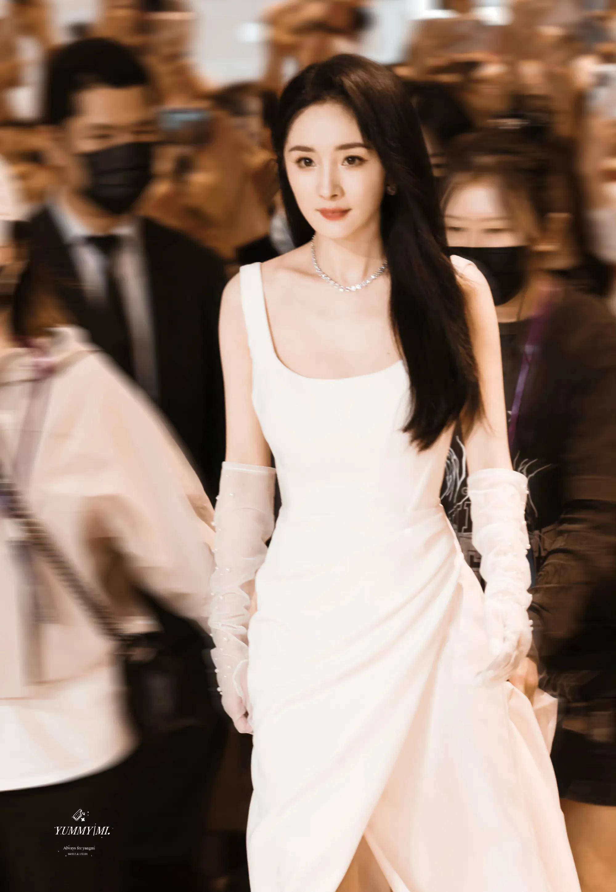 杨幂白色开叉连衣裙温柔优雅,透明纱手套显大长腿好看