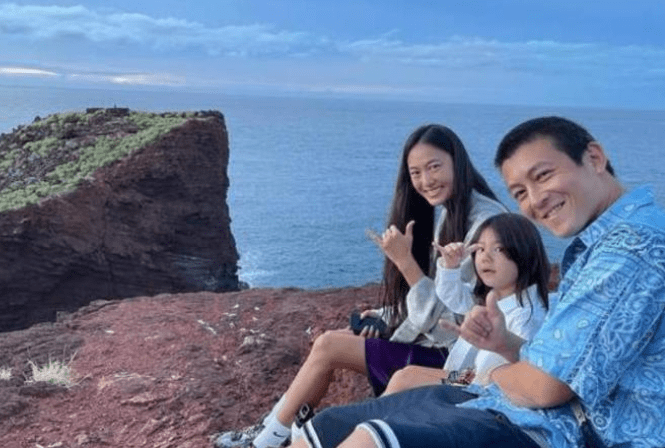 摄影师晒一家三口合照,女儿表情很酷拽,像极了年轻时候的摄影师