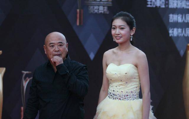 他60多岁了妻子还是年轻人,王晓曦老婆李芳蕾身世很强大,李芳蕾是个