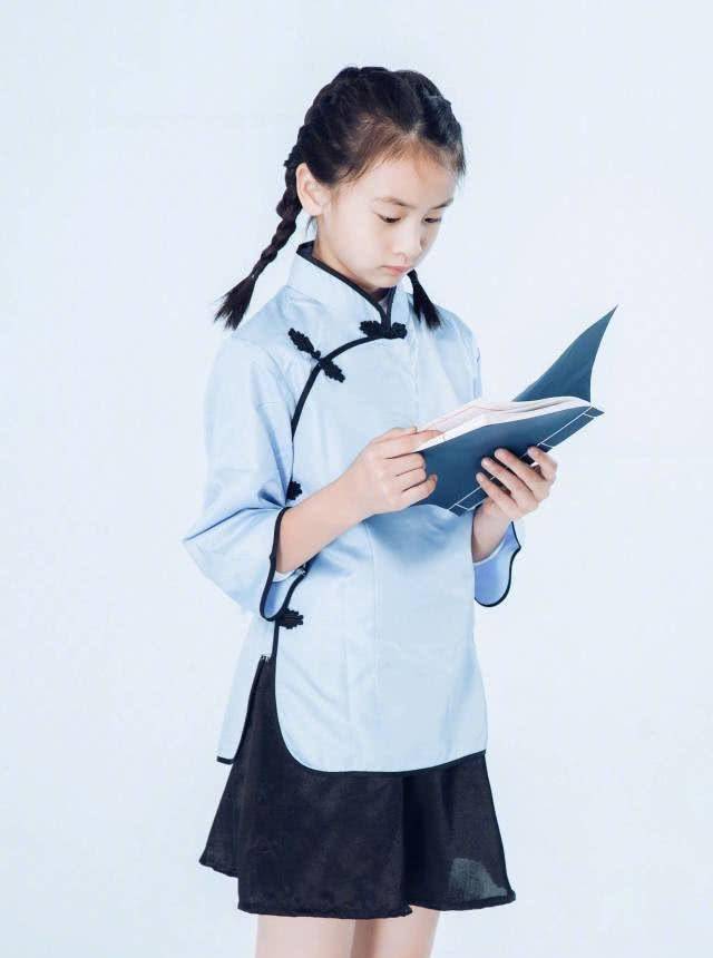 编着一双麻花辫的森碟浑身充满了年代感,仿佛就是民国时期穿越过来的