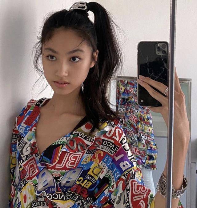 照片里,穿着蓝白色吊带泳装的任晴佳歪头对镜头微笑,露出左脸颊的酒窝