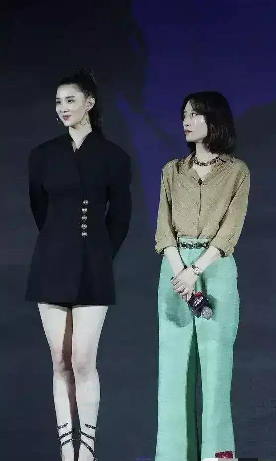 两个人的妆容,造型和穿搭都非常的时髦精致,只是宋佳身高和状态都长有