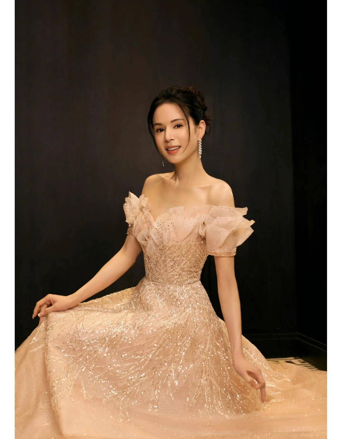 李若彤‖粉红色抹胸裙像少女,难以想象她已经56岁了_小龙女_版本_感觉