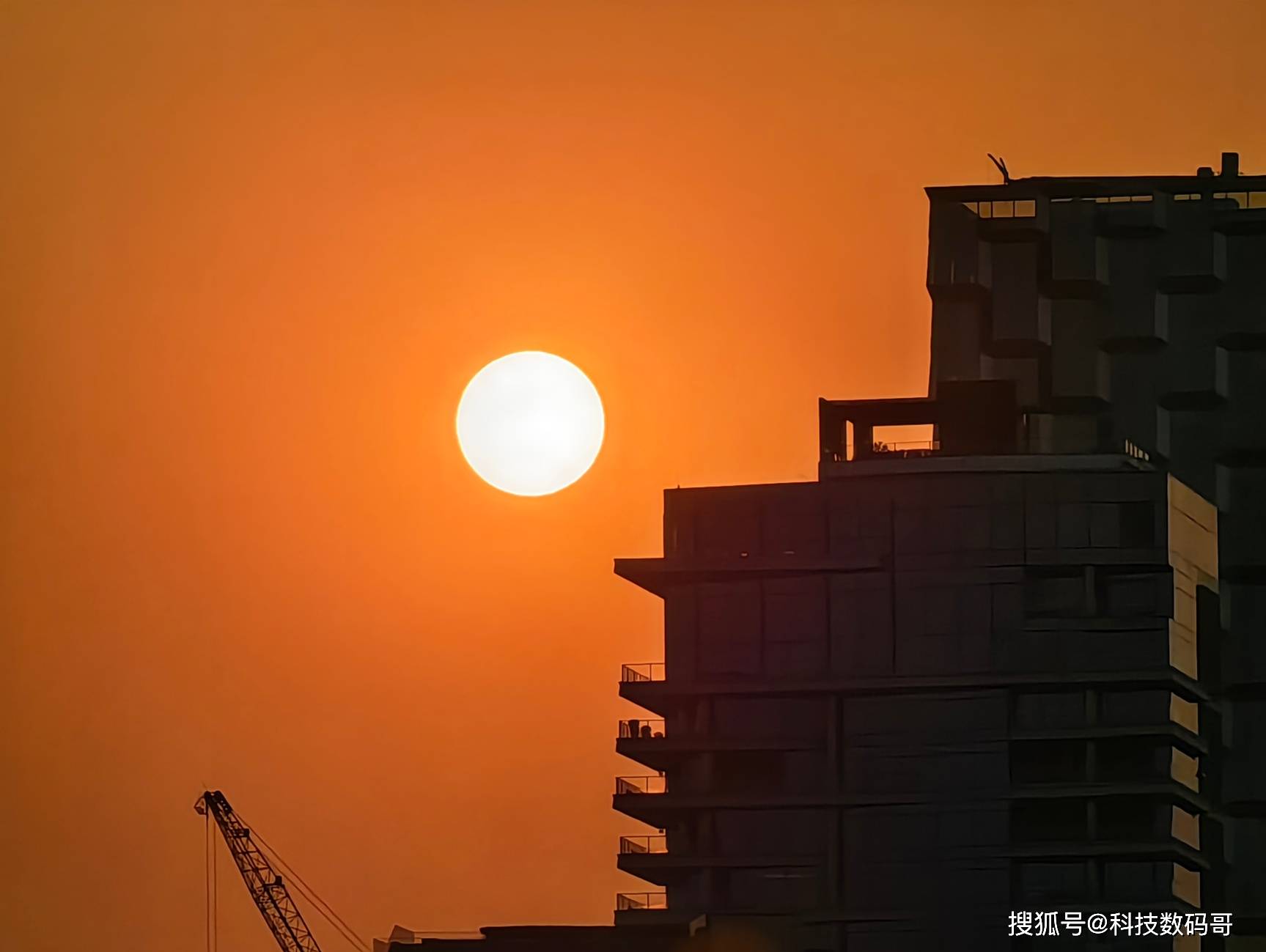 不止拍月亮，华为P60Pro长焦加入新专利，逆光拍太阳也清晰？_搜狐网, image size:1727x1299