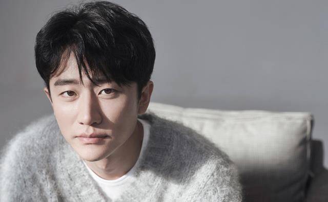 经历过三次被换角,戏份被剪到只剩下背影,后终于成实力派男演员_黄轩