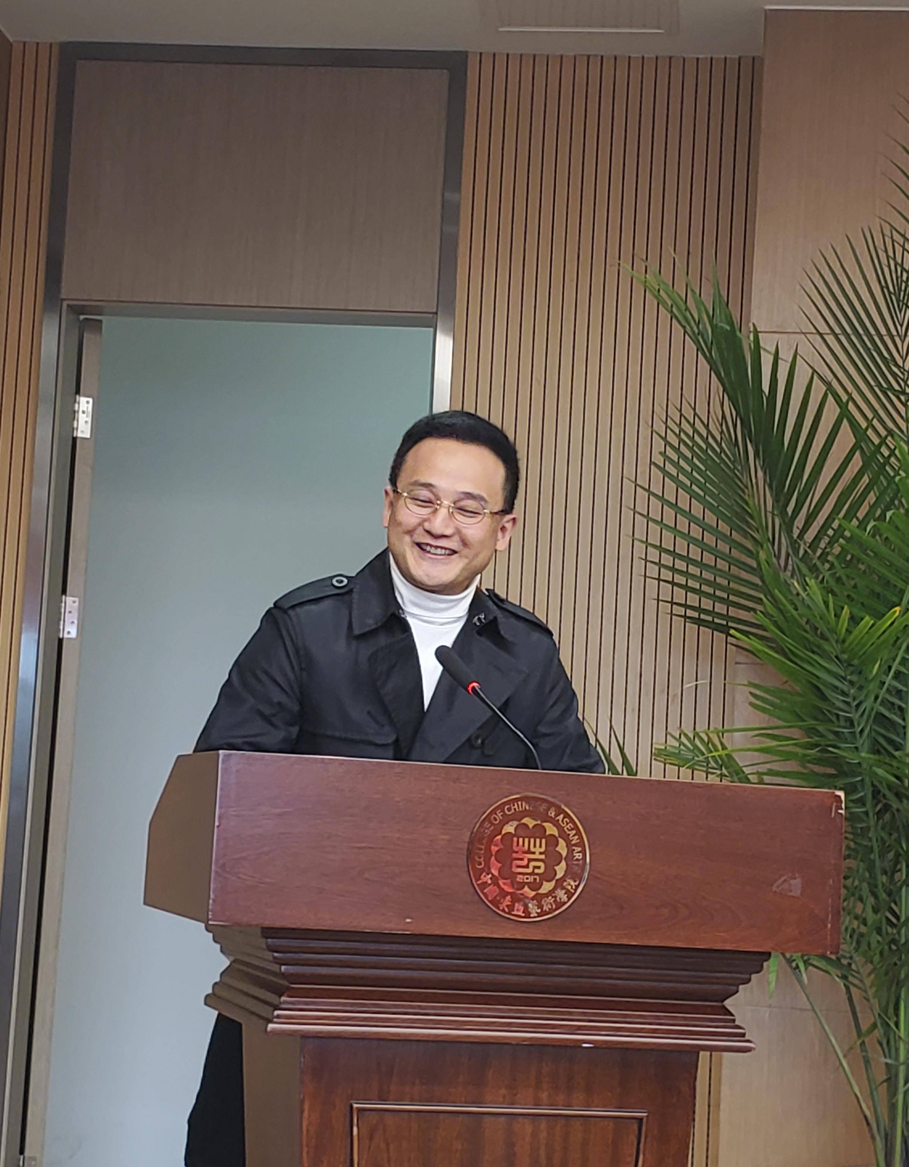 男高音歌唱家,音乐与舞蹈学院特聘副院长吕宏伟任研修班班主任,四川省