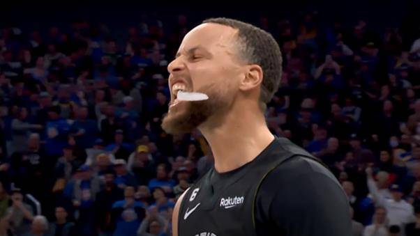 霸气,还有点可爱!库里上演救命封盖,随后咬着牙套庆祝:差点就掉出来了