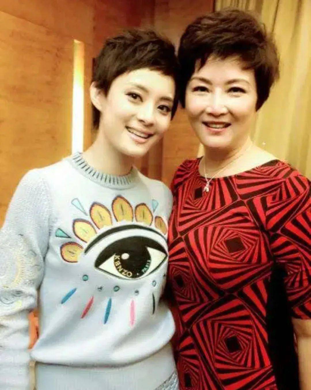 孙俪与母亲在机场同框,60岁邓丽芳身穿黑裙连裤袜,比女儿_妈妈_气质