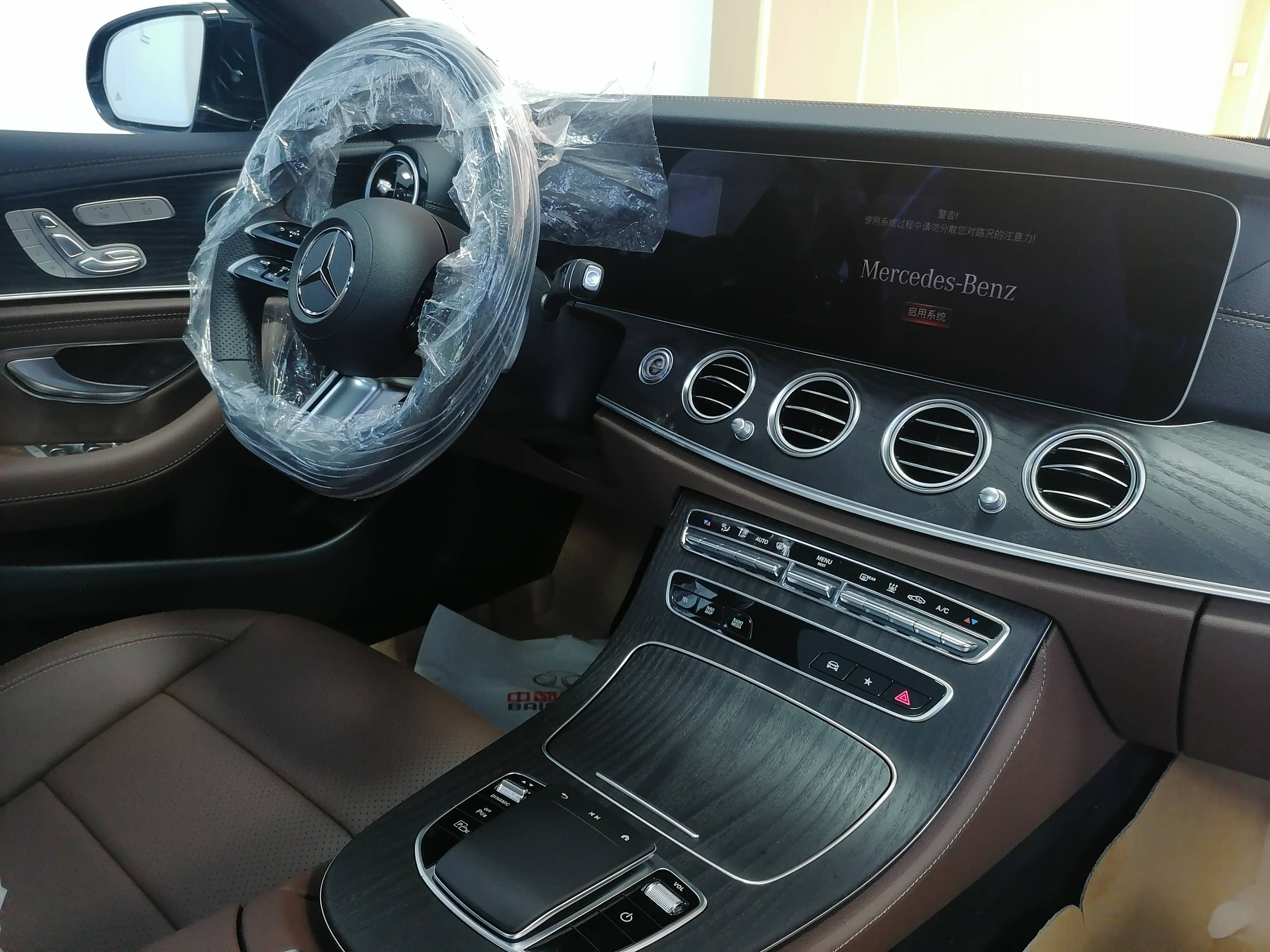 3幅多功能方向盘,棕色皮质座椅,而且中控台依然采用的是波浪造型的