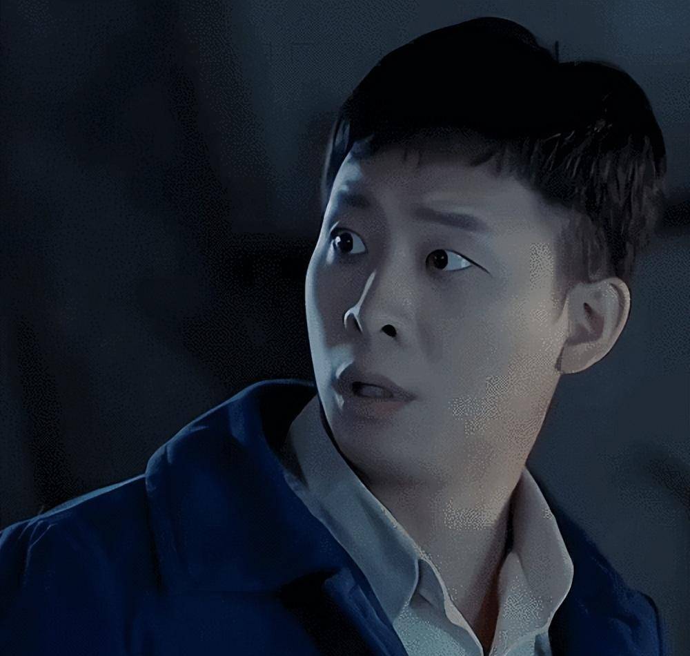 张译参加豪华宴会,弯腰敬酒,如此卑微,身穿千元短袖引发争议_网友