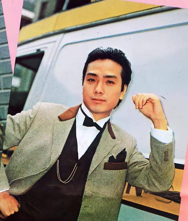 看看伍卫国这么多年前的老相片,伍卫国是这样英俊!