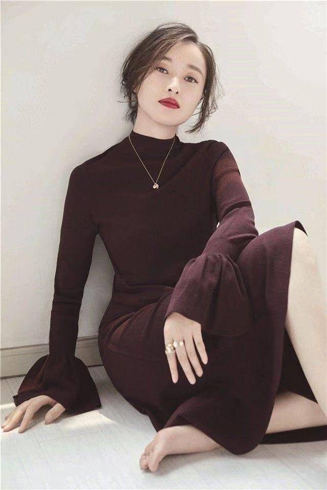 吴越原来那么美,知性气质,不得不说年纪越大越有韵味_显得_造型_身材