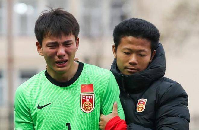 国足13惨败韩国,国足门将赛后李昊痛哭,折射中国足球现状_教练_国脚