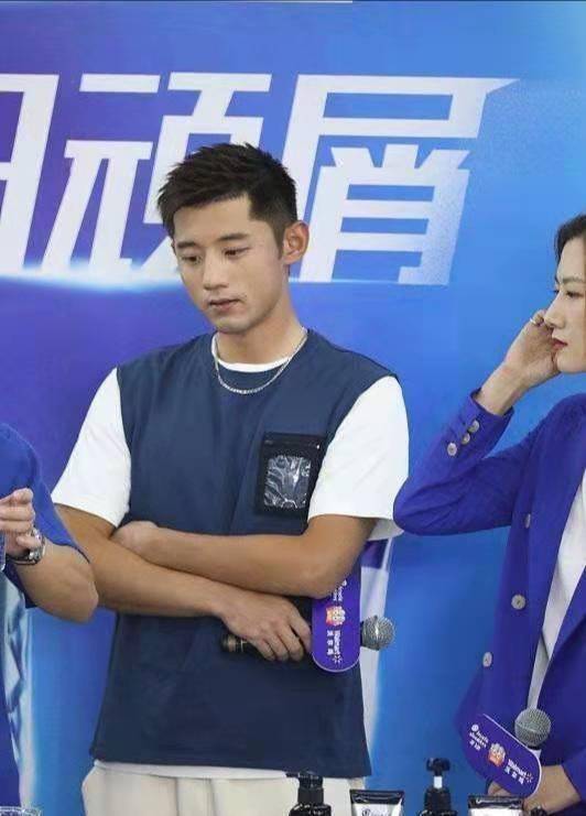 国乒大满贯同台,丁宁遇张继科满脸娇羞,留长发气质知性好温柔_选择了