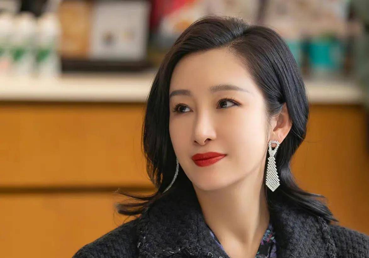 越老越美丽的四大女星,陈数有气质,闫妮姚晨摆脱土气_秦海璐_时尚