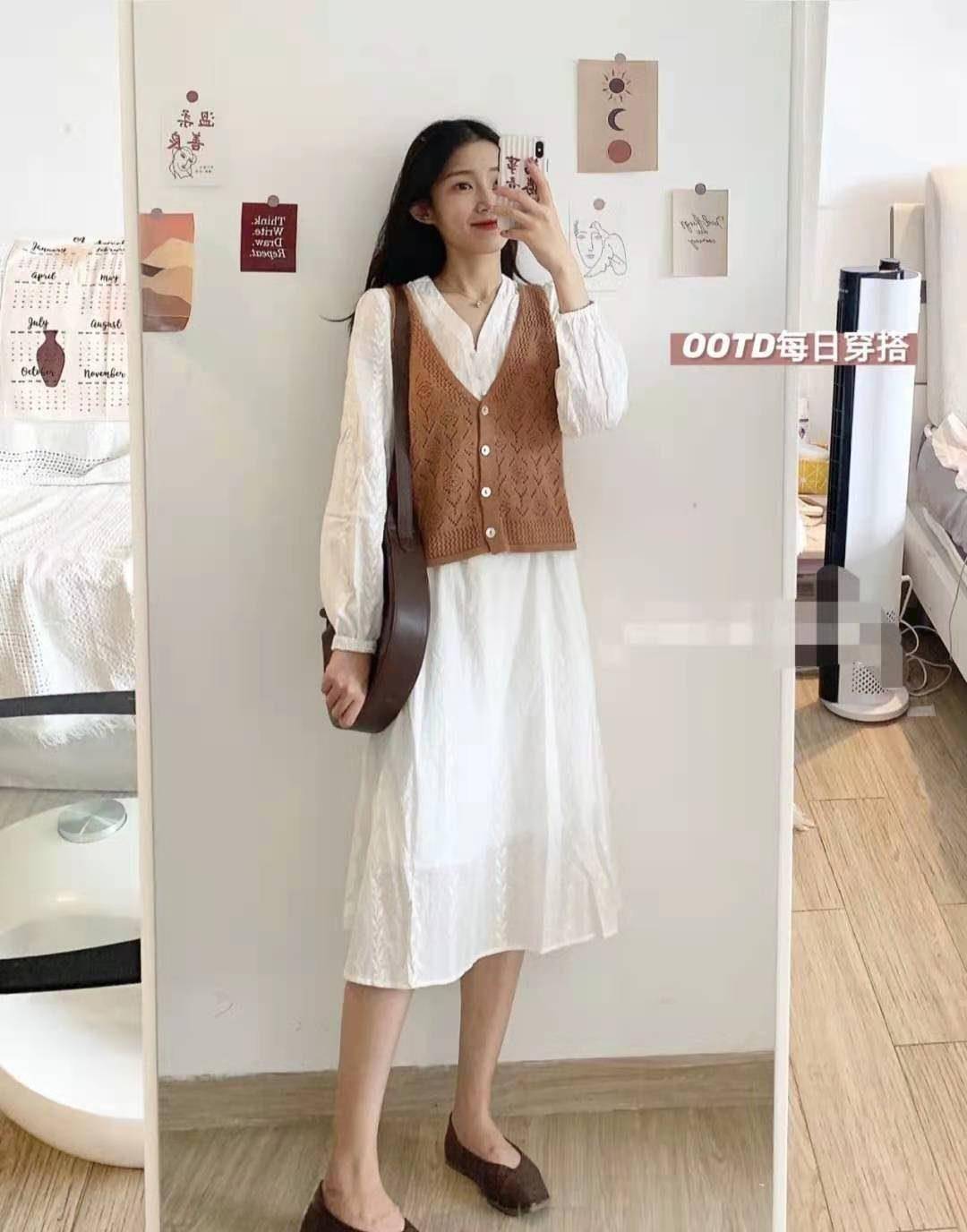 春天针织马甲穿搭:这件白裙子穿起来很显气质,而且很显瘦,厚度适中,很