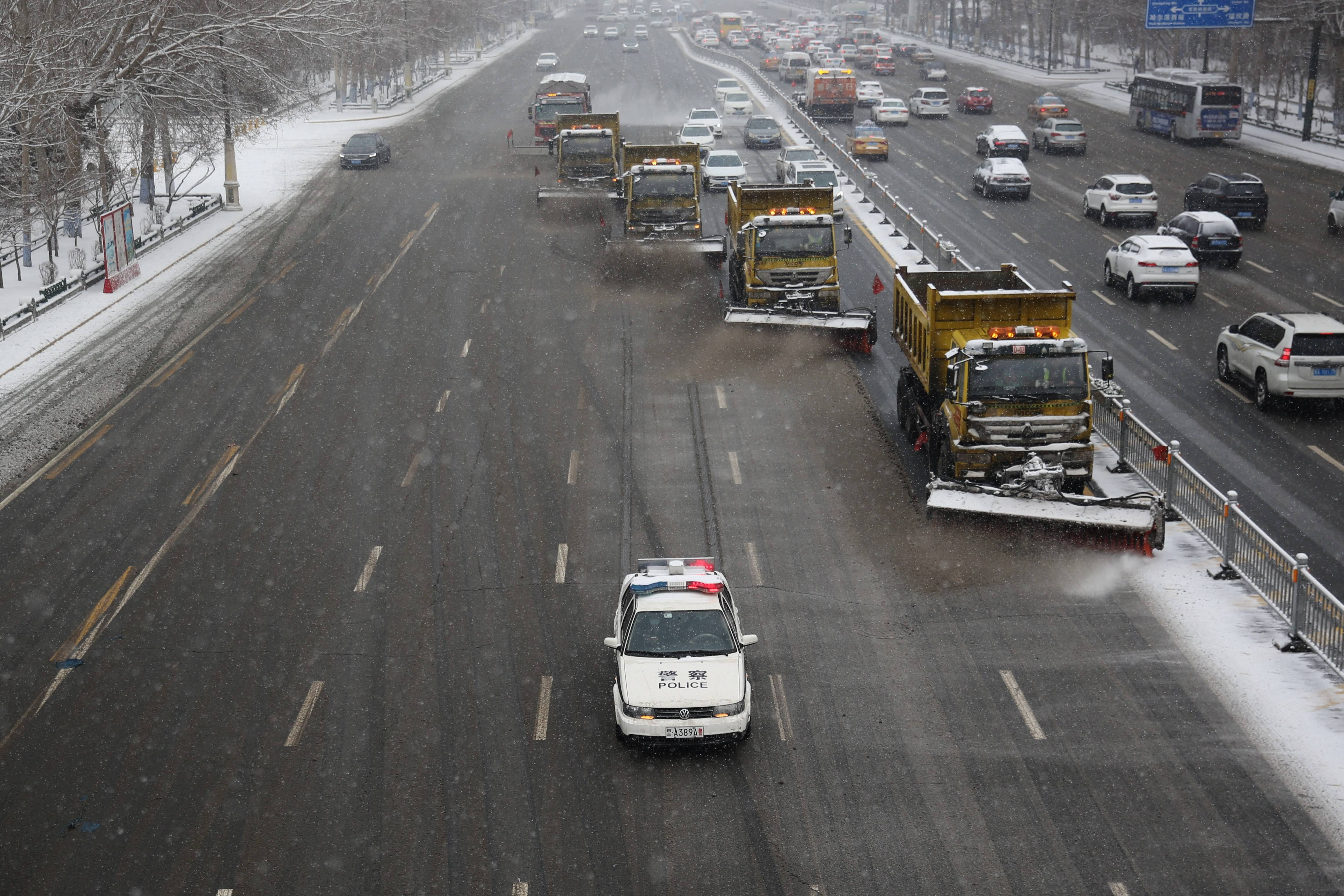 哈尔滨出动1400余人次警力,保障雪天道路交通安全