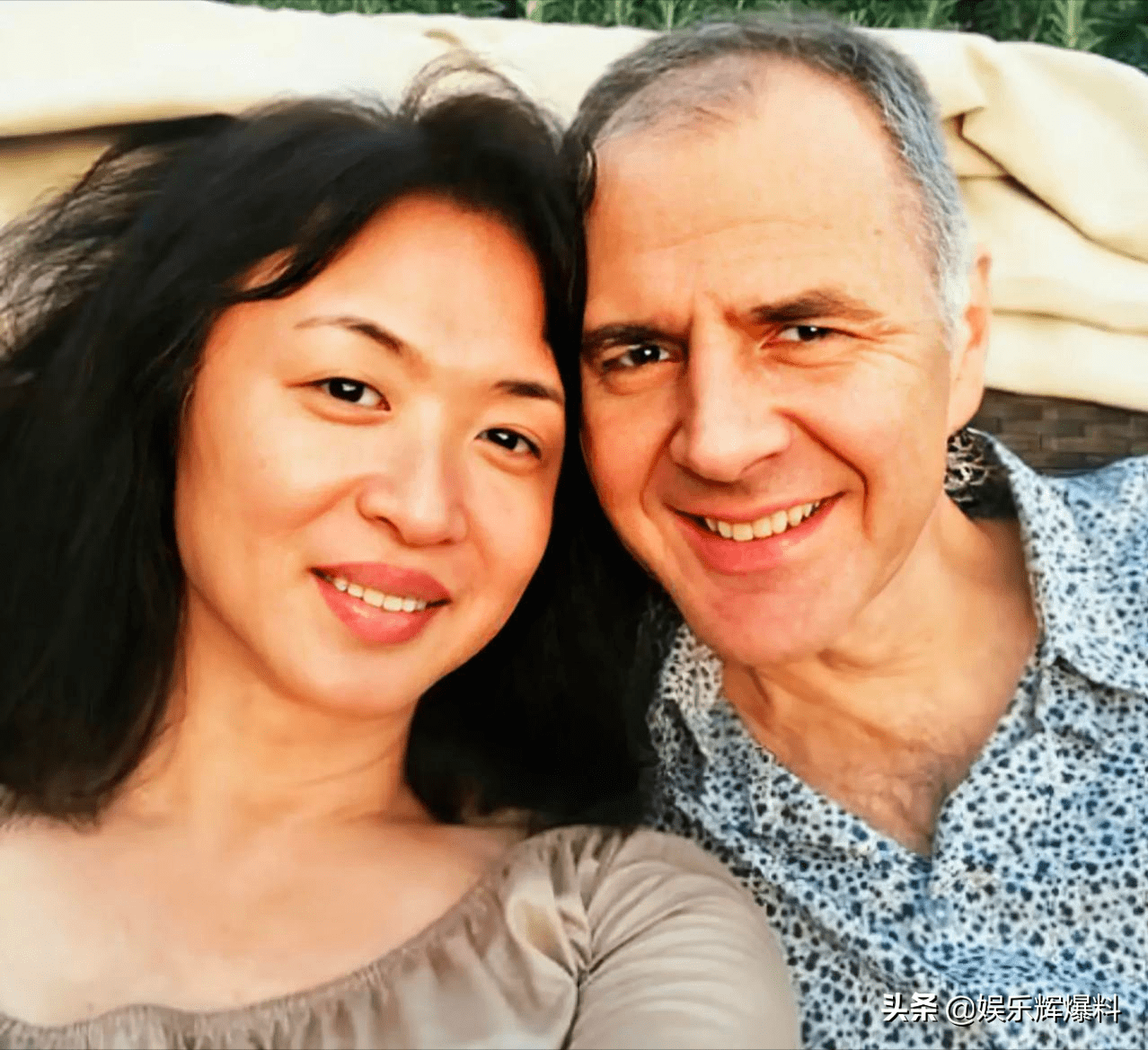 53岁金星和女儿街头啃冰棍,两人打扮时尚,女儿一条裤子过万元_网友