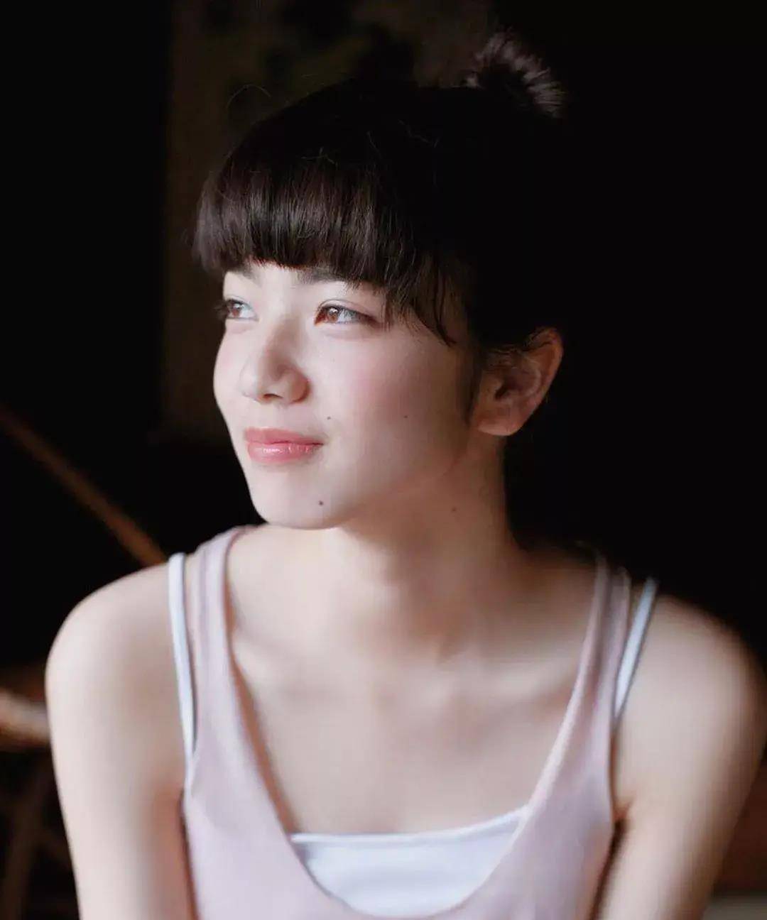 nana 独特的五官让人过目不忘,尤其是她的厌世脸让人超级爱~小松菜奈