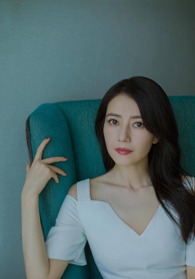 高圆圆才是"不老神颜",一身蓝色碎花连衣裙好文艺,40岁像20岁_女神