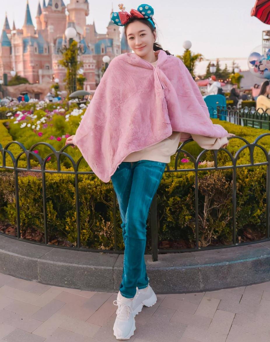 李小冉这状态太好了,穿挑染牛仔裤戴米奇发箍,完全看不出年纪_时尚