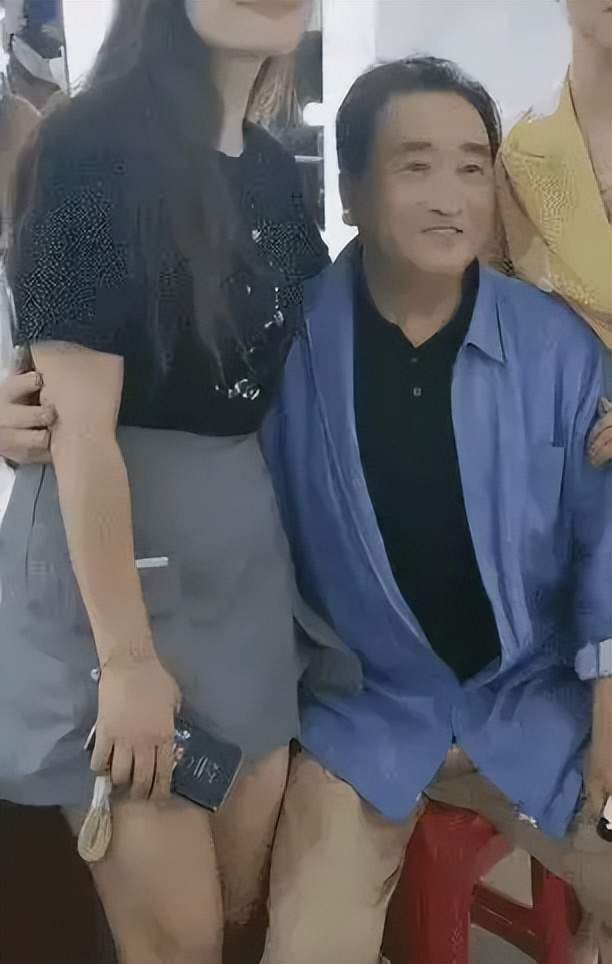姜昆与美女主持亲密合影,遭网友质疑:太过亲密,和郭德纲的合影咋那么