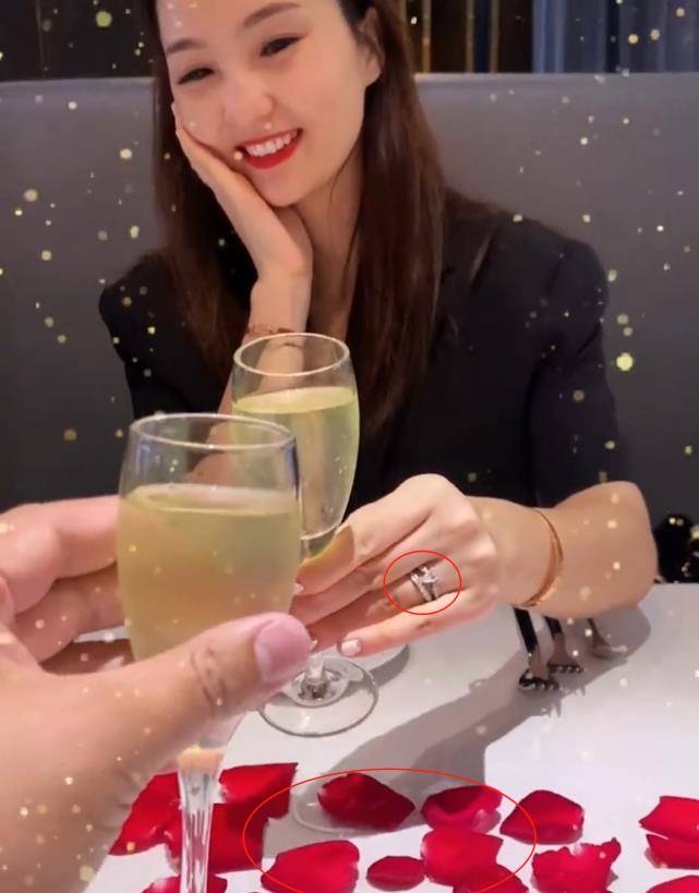 后来,李汶桐还在视频中用卡通特技表演手指舞.