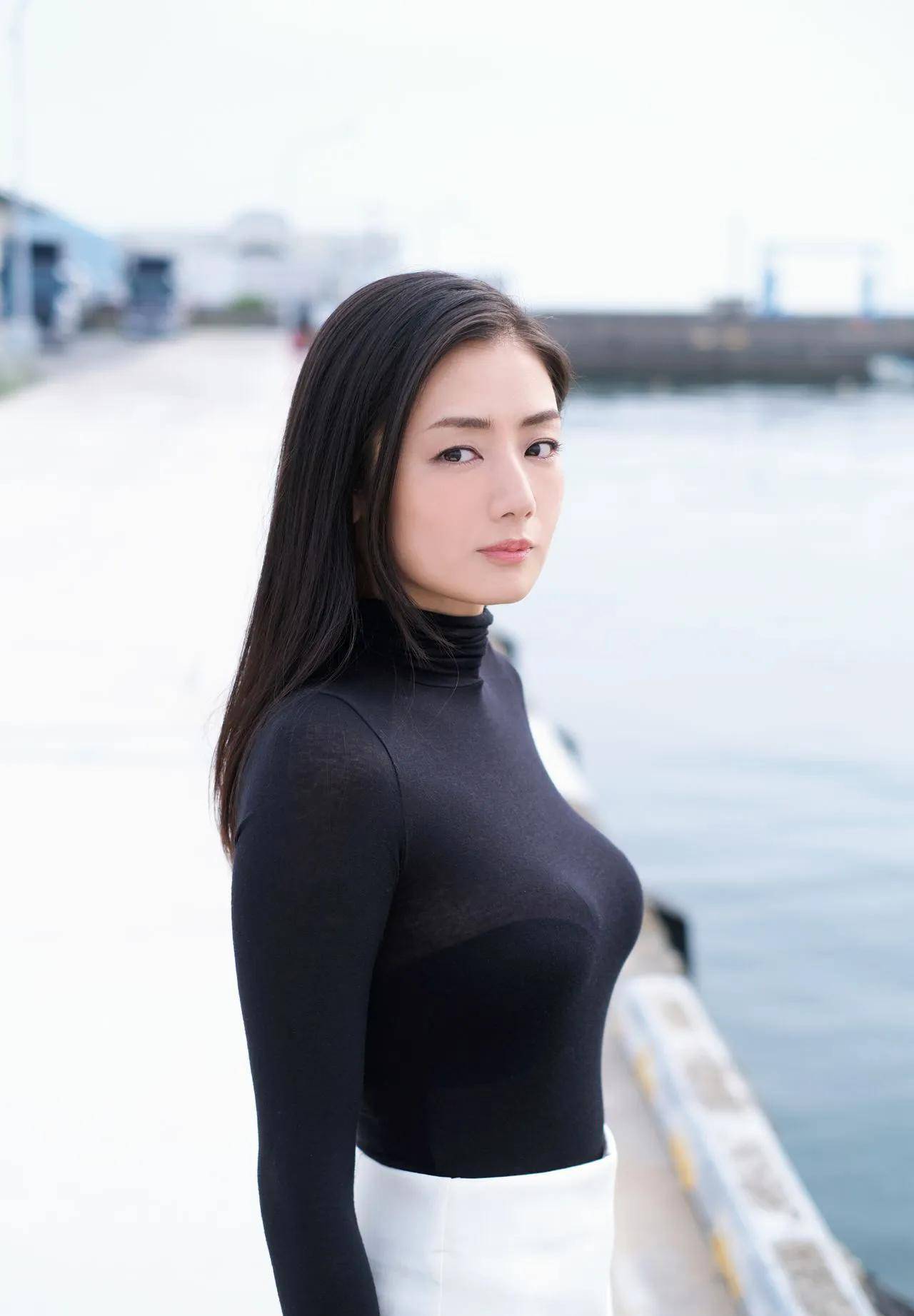 原来小偷家族里最美的是她!国外女神片山萌美,演技身材颜值爆炸_写真_