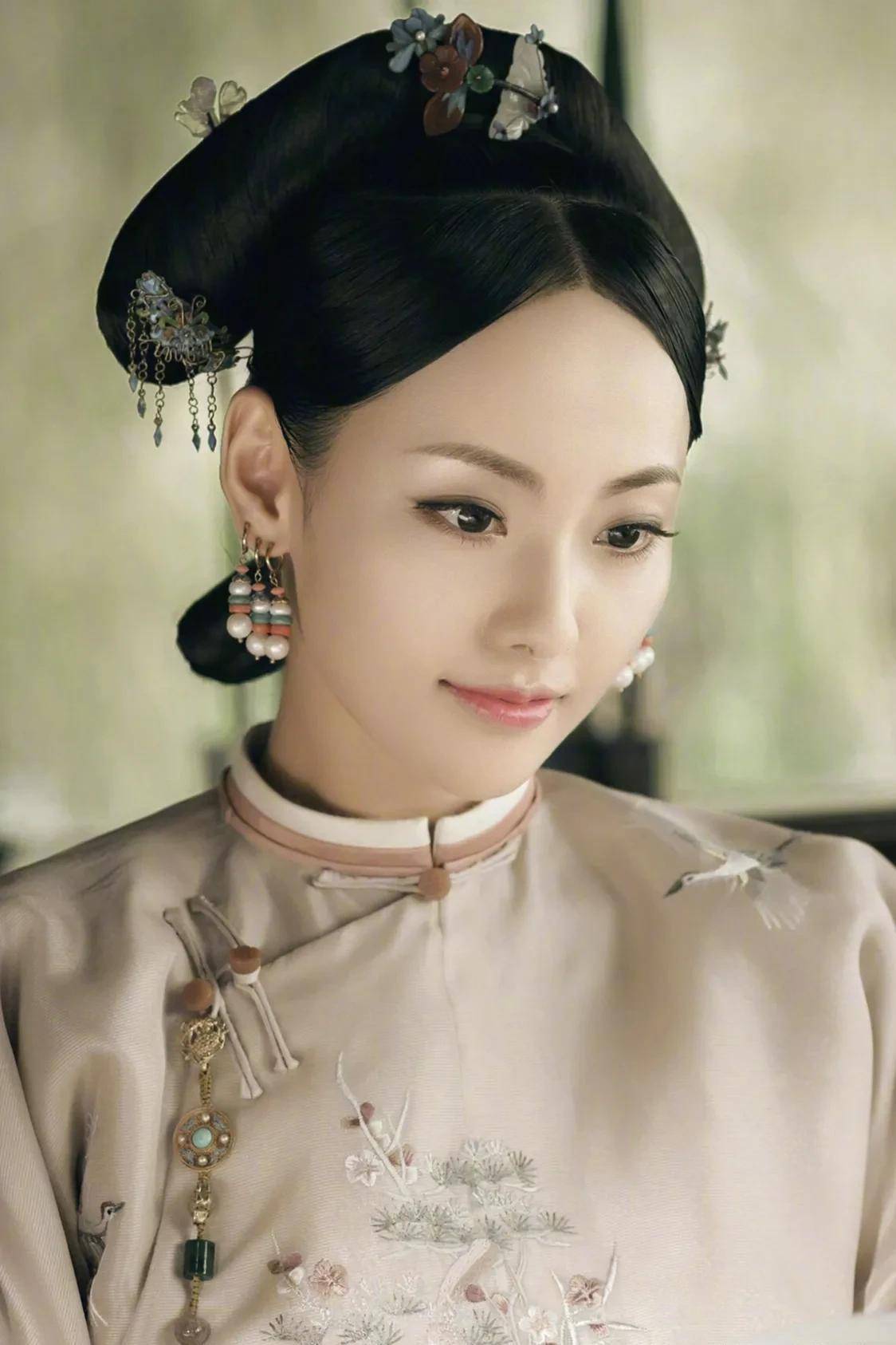 女星清装大pk,蔡少芬最惊艳,谭松韵最调皮,秦岚太温柔了吧_造型