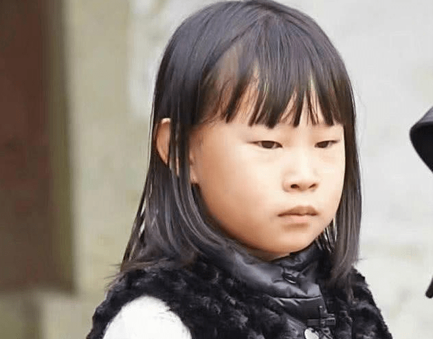 幼儿园"高颜值女孩"走红,仿佛天生的主角,网友:迪丽热巴?