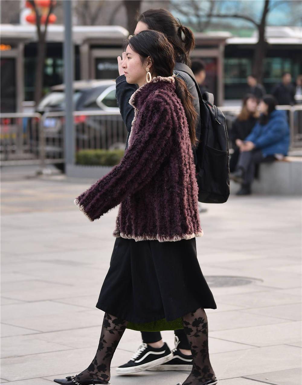 黑色提花丝袜,搭配黑色尖头细跟凉拖,春季的简约搭配_美女_风格_款式