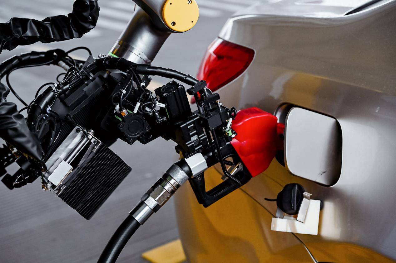 智慧油站新里程碑：智能加油机器人正式进入商业化时代