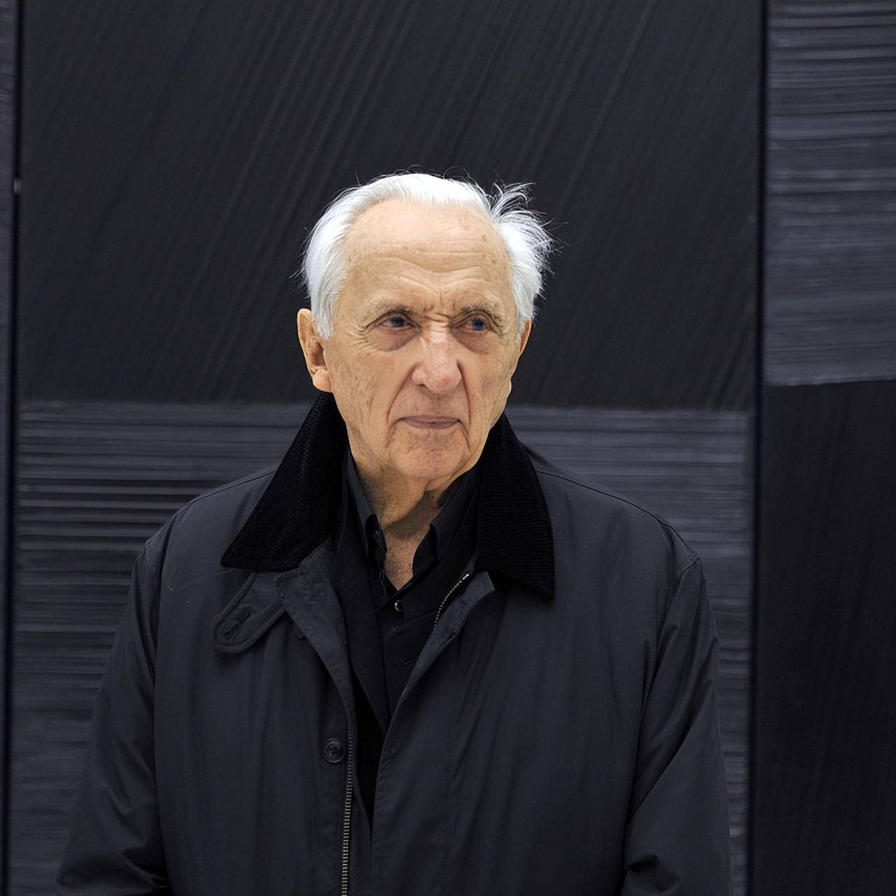 69岁老马夫人葬礼上跷二郎腿,意外很美,挽着44岁的男子真温暖_布里吉