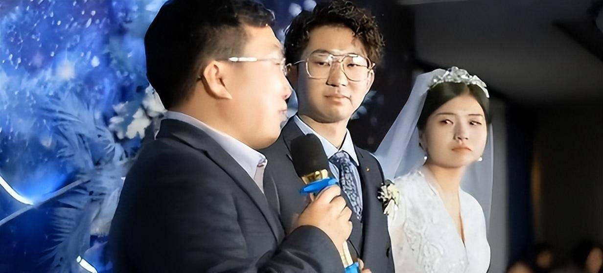 洪战辉在洪珍珍婚礼上讲话结婚前夕,珍珍委托别人送给了洪战辉一份