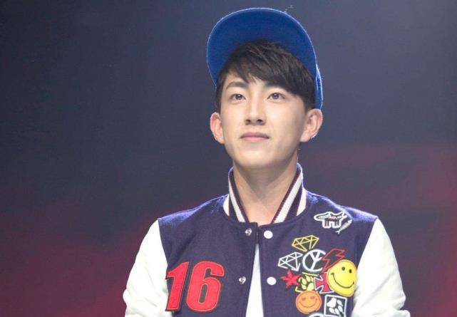 他曾是肖战的竞争对手,今因与赵露思搭档被骂惨,风水轮流转_代云帆