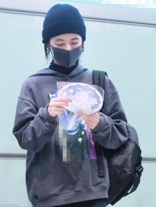 戴口罩的张子枫这么听话,这么疼,难怪黄磊,何老师,彭彭这么喜欢她